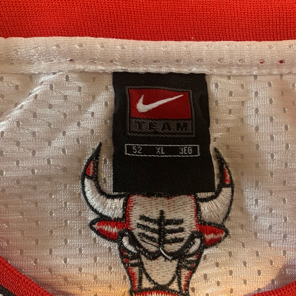 Nike NBA White and Red Chicago Bulls Jersey featuring Michael Jordan #23 - Picture 4 of 6